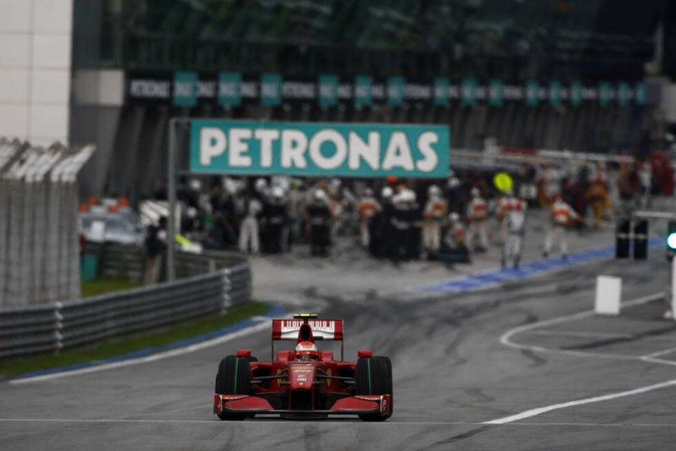 Foto zur News: #7: Ferrari beim Grand Prix von Malaysia 2009: Das zweite Rennen der Saison steht in Sepang im Zeichen von wechselhaften Witterungsbedingungen. Früher als alle anderen kommt Ferrari-Pilot Kimi Räikkönen in der Anfangsphase des Rennens an die Box, um von Slicks auf Regenreifen zu wechseln. Der Schachzug geht nach hinten los, denn der von der Scuderia erwartete Regen ...