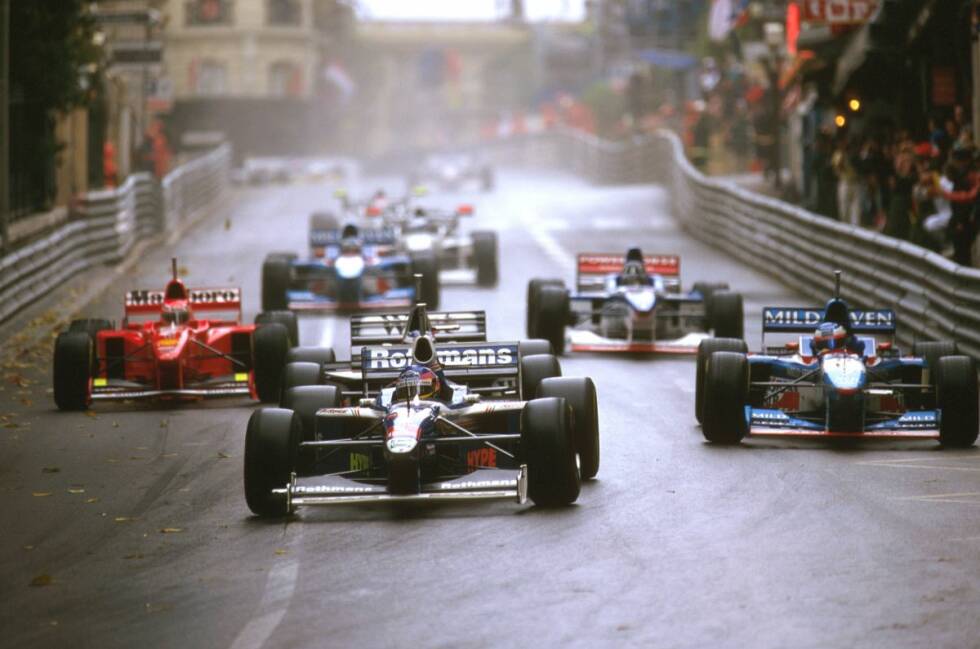 Foto zur News: #8: Williams beim Grand Prix von Monaco 1997: Im Qualifying in Monte Carlo fahren die Williams-Piloten Heinz-Harald Frentzen und Jacques Villeneuve auf die Startplätze eins und drei. Kurz vor dem Start beginnt es zu regnen. Der Deutsche und der Kanadier werden in der Hoffnung auf Wetterbesserung mit Trocken-Setup und auf Slicks ins Rennen geschickt, der von Startplatz zwei losfahrende Michael Schumacher (Ferrari) auf Intermediates. Der Regen ...