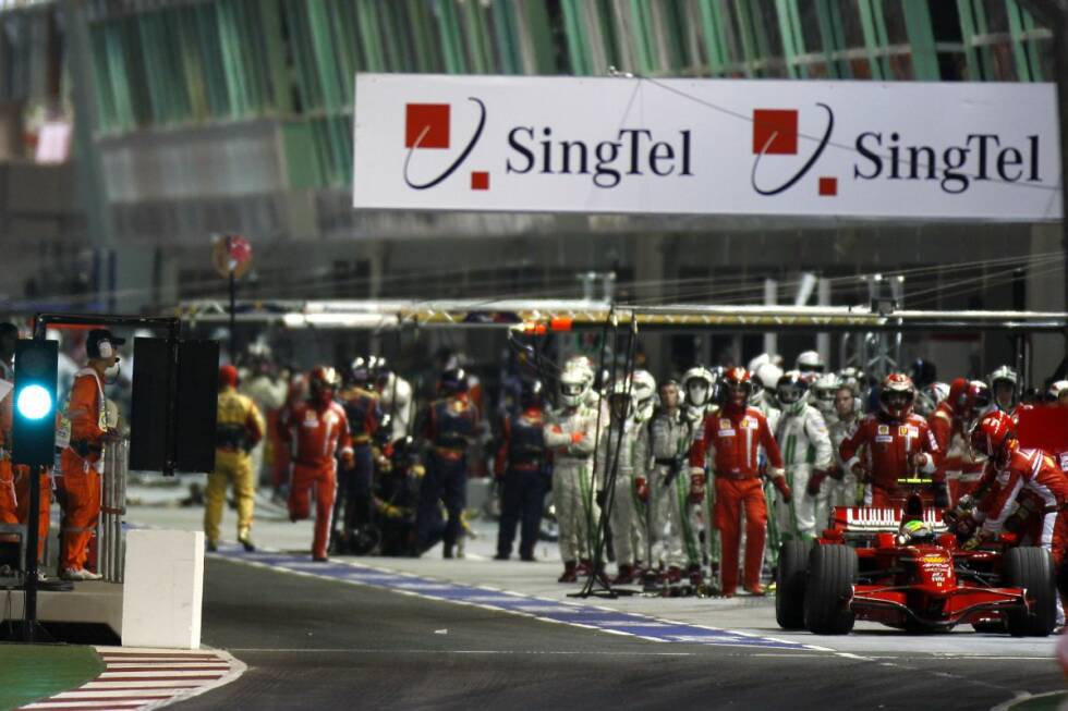 Foto zur News: #6: Ferrari beim Grand Prix von Singapur 2008: Mit einem Punkt Rückstand auf WM-Spitzenreiter Lewis Hamilton (McLaren) kommt Ferrari-Pilot Felipe Massa zum ersten Nachtrennen der Formel-1-Geschichte. Von der Pole-Position gestartet liegt der Brasilianer nach zehn Runden vor Hamilton in Führung. In Runde zwölf eröffnet Fernando Alonso (Renault) die Serie der Boxenstopps. Als dessen Teamkollege Nelson Piquet jun. zwei Runden später mit dem als Crashgate in die Geschichte eingehenden Abflug in Kurve 17 eine Safety-Car-Phase auslöst, kommt auch die Spitzengruppe an die Box. Spitzenreiter Massa ...