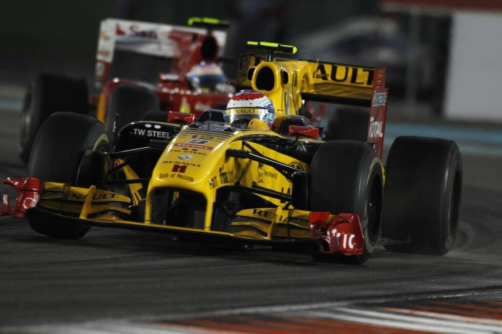 Foto zur News: ... berührt der von Startplatz sechs losgefahrene Webber leicht die Leitplanke, in Runde zwölf auch Alonso. Beide kommen an die Box und lassen Reifen wechseln. Mit neuen, aber härteren Gummis (Medium) sind sie langsamer als die auf Supersoft-Reifen auf den Plätzen eins und zwei liegenden Vettel und Hamilton. Von Runde 18 bis zur karierten Flagge nach 55 Runden liegen Alonso und Webber hinter dem früh an der Box gewesenen Witali Petrow (Renault). Während sie finden keinen Weg vorbeifinden, gewinnt Vettel vor Hamilton das Rennen und krönt sich damit zum jüngsten Formel-1-Weltmeister aller Zeiten. Alonso bleibt mit vier Punkten Rückstand nur der Vizetitel.