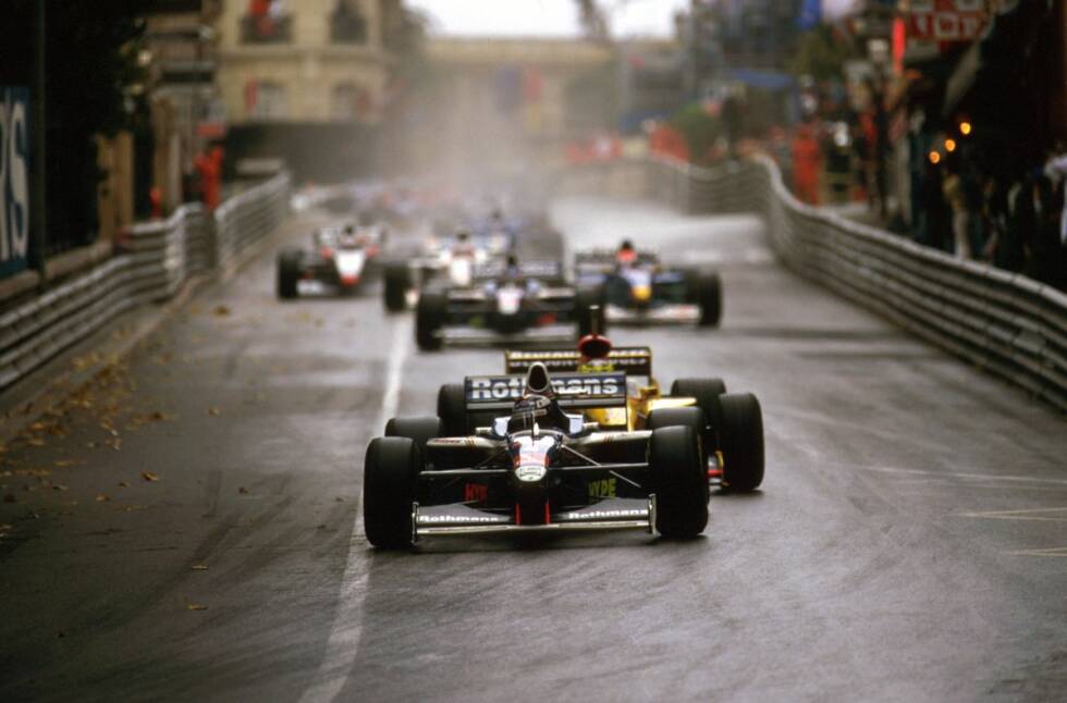 Foto zur News: ... wird stärker anstatt nachzulassen. Während Schumacher nach nur fünf Runden mit mehr als 20 Sekunden Vorsprung in Führung liegt, tun sich die Williams-Piloten schwer, ihre slickbereiften Boliden auf der Piste zu halten. Viel zu spät lassen auch sie Reifen wechseln, bevor beide aufgrund von Abflügen aufgeben müssen: Villeneuve in Runde 17, Frentzen in Runde 39.
