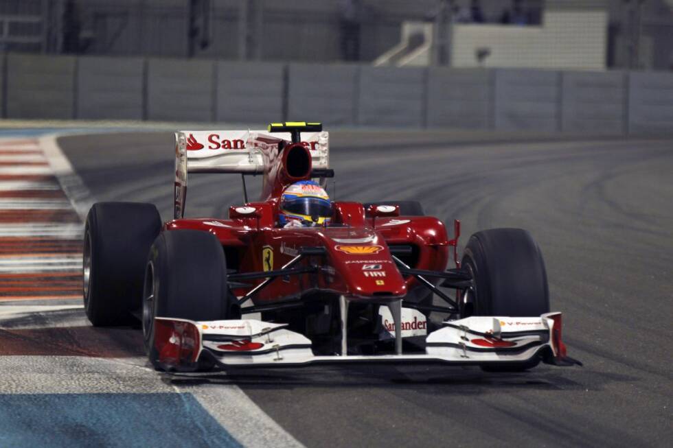 Foto zur News: #2: Ferrari beim Grand Prix von Abu Dhabi 2010: Mit acht Punkten Vorsprung auf Mark Webber (Red Bull), 15 Punkten Vorsprung auf dessen Teamkollege Sebastian Vettel und 22 Punkten Vorsprung auf Lewis Hamilton (McLaren) nimmt Ferrari-Pilot Fernando Alonso das Saisonfinale als WM-Spitzenreiter und Titelkandidat Nummer eins unter die Räder. Im Qualifying holt sich der Spanier Startplatz drei hinter Vettel und Hamilton. In Runde acht ...