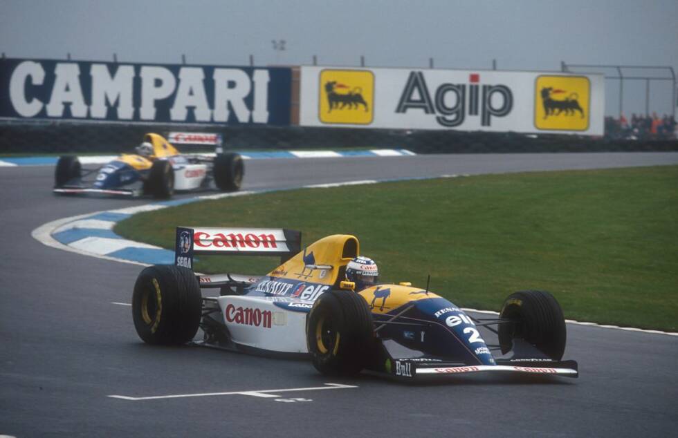 Foto zur News: ... kehrt noch einmal zurück. Die beiden Williams-Piloten Prost und Hill lassen erneut Regenreifen aufziehen, während Senna auf den Trockenreifen weiterfährt. McLaren und der Brasilianer haben richtig gepokert, denn kurz darauf trocknet die Strecke wieder ab. Das Williams-Duo muss erneut die Box aufsuchen, um auf Slicks zu wechseln. Als Senna nach 76 Runden als Sieger ins Ziel kommt, hat er 1:23 Minuten Vorsprung auf den Zweitplatzierten Hill und eine ganze Runde auf den Drittplatzierten Prost. Der &quot;Professor&quot; war im Rennverlauf siebenmal an der Box, Senna nur viermal.
