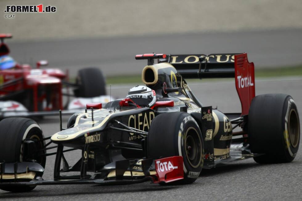 Foto zur News: ... sind für die Pirelli-Reifen deutlich zu viel. So verliert Räikkönen mit der stark nachlassenden Medium-Mischung innerhalb von nur zwei Runden zehn Positionen. Als nach 56 Runden die Karierte Flagge fällt, ist er nur 14. Es bleibt das einzige Rennen seiner Comeback-Saison, das er außerhalb der Punkteränge beendet.