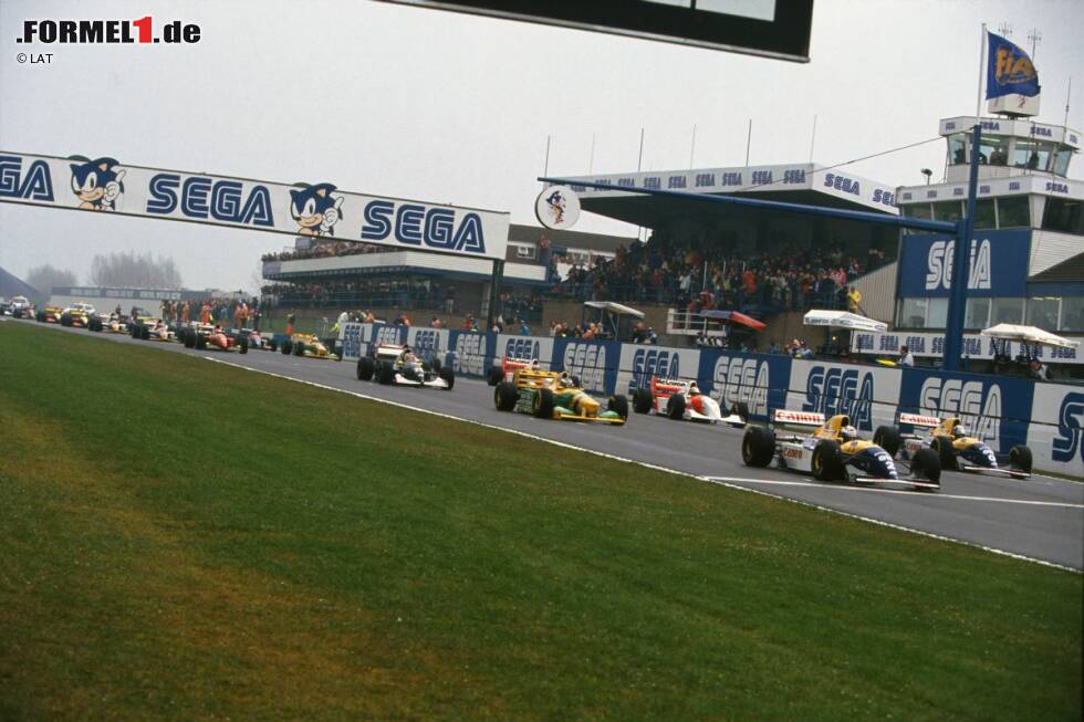 Foto zur News: #9: Williams beim Grand Prix von Europa 1993: Die Williams-Piloten Alain Prost und Damon Hill starten beim einzigen Formel-1-Rennen in Donington aus der ersten Startreihe. Während sie wie die meisten anderen Fahrer im Feld bei anfangs leichtem Nieselregen zu kämpfen haben, fährt Ayrton Senna (McLaren) Kreise um die Konkurrenz. Von Startplatz fünf losgefahren übernimmt der Brasilianer noch vor Ende der ersten Runde die Führung und setzt sich anschließend ab. Auf abtrocknender Strecke wechseln alle auf Slicks, doch kurz darauf setzt erneut Regen ein. Als dieser wieder aufhört, werden erneut Slicks montiert. Der Regen ...