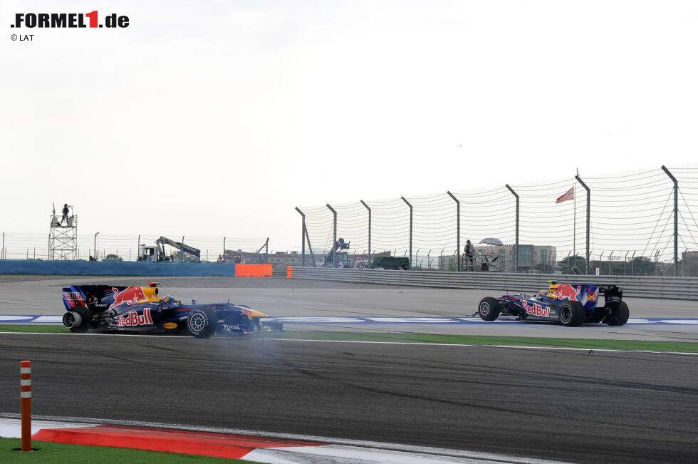 Foto zur News: #7 Red Bull 2010-2013 (Pole-Position-Quote 68 Prozent): Überraschend früh taucht in unseren Top 10 das Red-Bull-Team auf, obwohl es vier Jahre in Folge die Fahrer- und Konstrukteurs-WM gewann. Doch nicht der teaminterne Zoff zwischen Sebastian Vettel und Mark Webber (wie hier 2010 in der Türkei), sondern die Jahre 2010 und 2012, in denen Vettel bis zum Saisonfinale gegen Ferrari-Pilot Fernando Alonso um die Meisterschaft kämpfen musste, trüben die Bilanz.