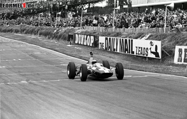 Foto zur News: Platz 10: Brands Hatch, Großbritannien. 14 Grands Prix zwischen 1964 und 1986. Rekordsieger: Niki Lauda (3). Foto: Lotus-Pilot Jim Clark feiert bei der Brands-Hatch-Premiere der Formel 1 im Jahr 1964 einen britischen Heimtriumph.