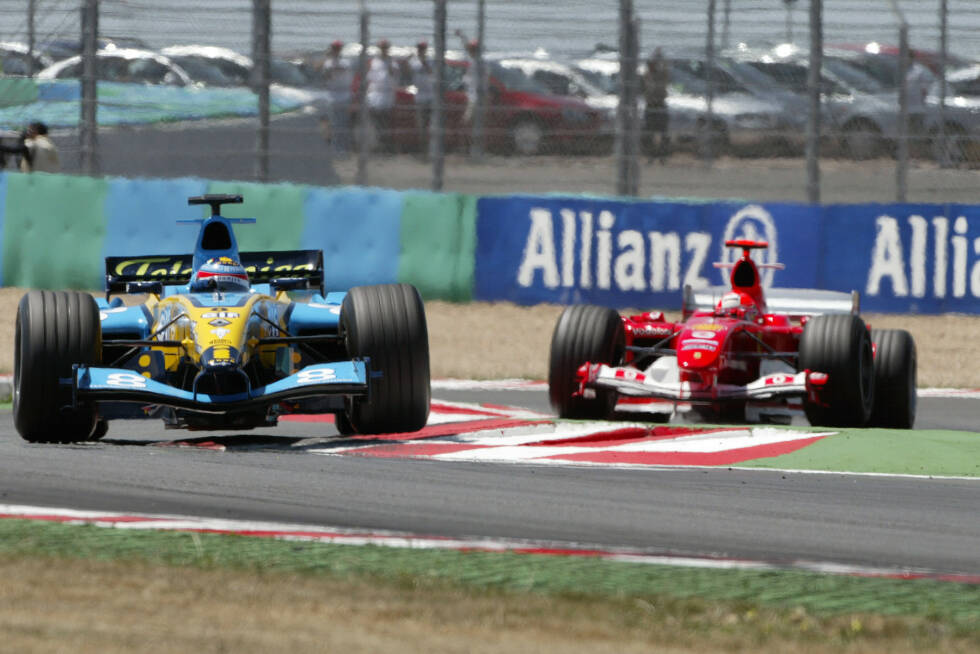 Foto zur News: Das denkwürdigste Rennen in Magny-Cours: 2004 gewinnt Michael Schumacher mit der bis dahin einzigen geplanten Vierstoppstrategie der Formel-1-Geschichte vor Fernando Alonso. Sein Ferrari-Teamkollege Rubens Barrichello überholt in der letzten Kurve noch Renault-Pilot Jarno Trulli - der wenig später von Flavio Briatore rausgeschmissen wird.