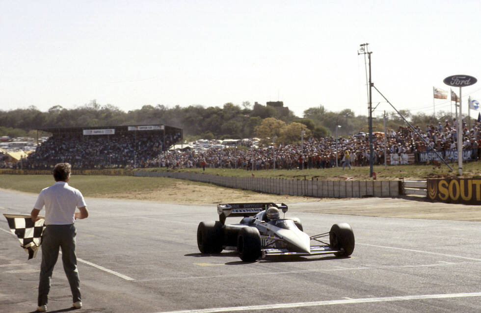 Foto zur News: Das denkwürdigste Rennen in Kyalami: Weil sein großer Rivale Alain Prost an dritter Stelle liegend mit Turboschaden ausfällt, reicht Nelson Piquet 1983 schon ein vierter Platz, um Weltmeister zu werden. Der Brasilianer wird Dritter und gewinnt für Brabham-BMW den ersten Turbo-Titel in der Formel-1-Geschichte.