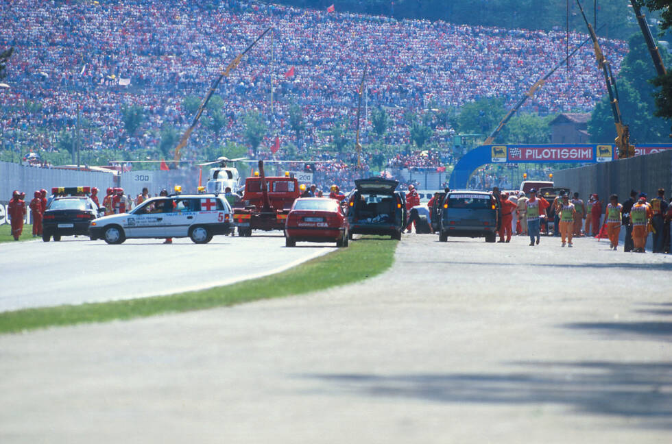 Foto zur News: Das denkwürdigste Rennen in Imola: Roland Ratzenberger verliert im Qualifying 1994 in der Villeneuve-Schikane sein Leben. Tags darauf verunglückt Williams-Superstar Ayrton Senna in der Tamburello-Kurve tödlich. Es ist ein schwarzes Wochenende für die Formel 1, an dem Michael Schumacher seinen ersten von insgesamt sieben Imola-Siegen feiert.