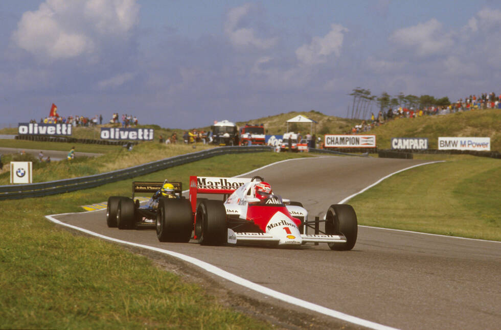 Foto zur News: Platz 3: Zandvoort, Niederlande. 30 Grands Prix zwischen 1952 und 1985. Rekordsieger: Jim Clark (4). Foto: Die McLaren-Teamkollegen Niki Lauda und Alain Prost liefern sich 1985 rundenlang einen Kampf um den Sieg, bei dem schließlich Lauda die Oberhand behält. Es ist der letzte Triumph des Österreichers in der Formel 1.
