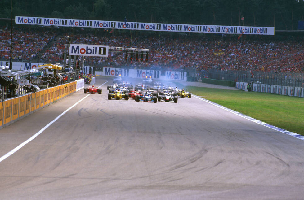 Foto zur News: Das denkwürdigste Rennen in Hockenheim: 1997 kehrt Gerhard Berger nach drei Rennen Pause wegen einer Kieferhöhlenentzündung in den Benetton zurück. Wenige Wochen zuvor ist sein Vater bei einem Flugzeugunglück verstorben. Es ist der letzte Sieg in Bergers Formel-1-Karriere.
