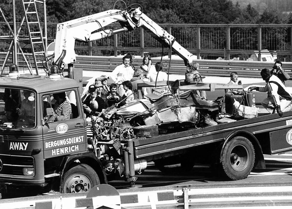 Foto zur News: Das denkwürdigste Rennen auf dem Nürburgring: Niki Lauda verunglückt 1976 beim Bergwerk schwer. Auslaufendes Benzin entzündet sich, der Österreicher schmort in der Flammenhölle - und überlebt wie durch ein Wunder. Dass der Grand Prix von Deutschland fortan nur noch in Hockenheim ausgetragen wird, haben die Verantwortlichen jedoch bereits vor dem Lauda-Unfall entschieden.