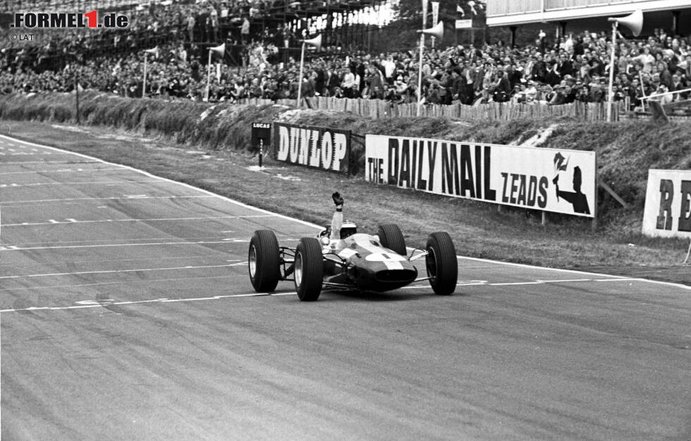 Foto zur News: Platz 10: Brands Hatch, Großbritannien. 14 Grands Prix zwischen 1964 und 1986. Rekordsieger: Niki Lauda (3). Foto: Lotus-Pilot Jim Clark feiert bei der Brands-Hatch-Premiere der Formel 1 im Jahr 1964 einen britischen Heimtriumph.