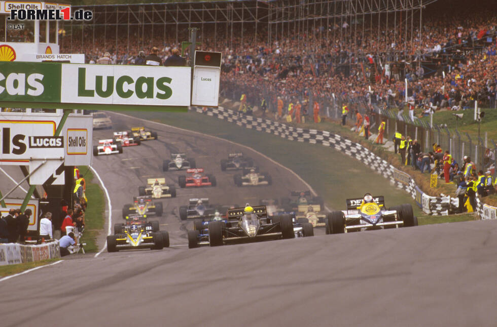 Foto zur News: Das denkwürdigste Rennen in Brands Hatch: Nigel Mansell, zunächst nur Vierter, profitiert von einer Kollision zwischen Keke Rosberg und Nelson Piquet und überholt den führenden Ayrton Senna später aus eigener Kraft. Es ist der erste Grand-Prix-Sieg für den britischen Lokalmatador - und eine riesige Gartenparty für 120.000 Fans.