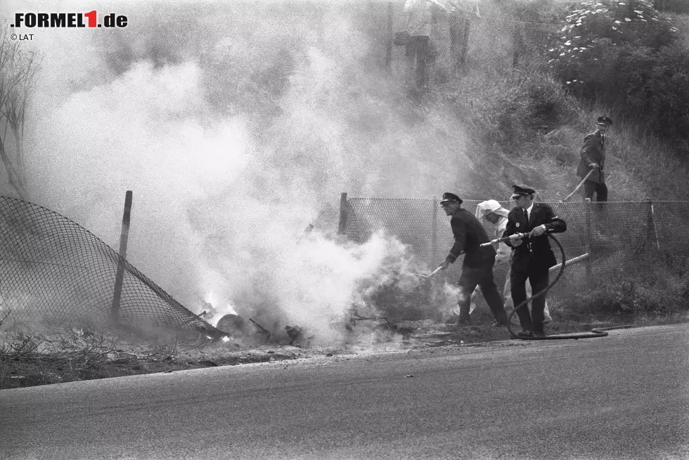 Das denkwürdigste Rennen in Zandvoort: Piers Courage, bester Freund von Frank Williams, kommt 1970 wegen eines technischen Gebrechens beim Tunnel Ost von der Strecke ab. Das aus Magnesium bestehende De-Tomaso-Chassis geht in Flammen auf, Courage hat keine Überlebenschance. Foto zur News: Das denkwürdigste Rennen in Zandvoort: Piers Courage, bester Freund von Frank Williams, kommt 1970 wegen eines technischen Gebrechens beim Tunnel Ost von der Strecke ab. Das aus Magnesium bestehende De-Tomaso-Chassis geht in Flammen auf, Courage hat keine Überlebenschance.