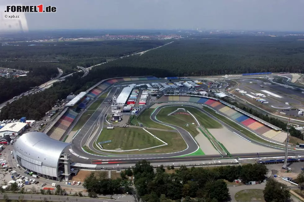 Platz 2: Hockenheim, Deutschland. 34 Grands Prix zwischen 1970 und 2014. Rekordsieger: Michael Schumacher (4). Foto: 2002 wird der Hockenheimring, früher für seine legendären Waldgeraden bekannt, verkürzt und modernisiert. Das Herzstück der Anlage, das zehntausende Zuschauer fassende Motodrom, bleibt aber erhalten. Foto zur News: Platz 2: Hockenheim, Deutschland. 34 Grands Prix zwischen 1970 und 2014. Rekordsieger: Michael Schumacher (4). Foto: 2002 wird der Hockenheimring, früher für seine legendären Waldgeraden bekannt, verkürzt und modernisiert. Das Herzstück der Anlage, das zehntausende Zuschauer fassende Motodrom, bleibt aber erhalten.