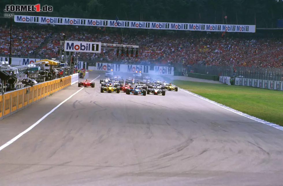 Das denkwürdigste Rennen in Hockenheim: 1997 kehrt Gerhard Berger nach drei Rennen Pause wegen einer Kieferhöhlenentzündung in den Benetton zurück. Wenige Wochen zuvor ist sein Vater bei einem Flugzeugunglück verstorben. Es ist der letzte Sieg in Bergers Formel-1-Karriere. Foto zur News: Das denkwürdigste Rennen in Hockenheim: 1997 kehrt Gerhard Berger nach drei Rennen Pause wegen einer Kieferhöhlenentzündung in den Benetton zurück. Wenige Wochen zuvor ist sein Vater bei einem Flugzeugunglück verstorben. Es ist der letzte Sieg in Bergers Formel-1-Karriere.