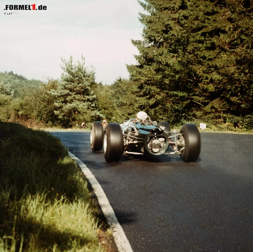 Platz 1: Nürburgring, Deutschland. 40 Grands Prix zwischen 1951 und 2013. Rekordsieger: Michael Schumacher (5). Foto: Bis 1976 wird auf der legendären Nordschleife gefahren, die Jackie Stewart aufgrund ihrer Gefährlichkeit "Grüne Hölle" tauft. Dieser Name wird für die bis heute am meisten bewunderte und gleichzeitig gefürchtete Rennstrecke der Welt zum Markenzeichen. Foto zur News: Platz 1: Nürburgring, Deutschland. 40 Grands Prix zwischen 1951 und 2013. Rekordsieger: Michael Schumacher (5). Foto: Bis 1976 wird auf der legendären Nordschleife gefahren, die Jackie Stewart aufgrund ihrer Gefährlichkeit "Grüne Hölle" tauft. Dieser Name wird für die bis heute am meisten bewunderte und gleichzeitig gefürchtete Rennstrecke der Welt zum Markenzeichen.