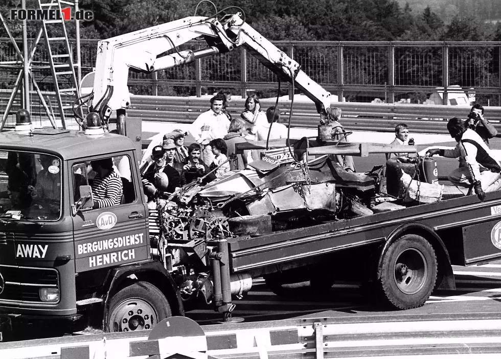 Das denkwürdigste Rennen auf dem Nürburgring: Niki Lauda verunglückt 1976 beim Bergwerk schwer. Auslaufendes Benzin entzündet sich, der Österreicher schmort in der Flammenhölle - und überlebt wie durch ein Wunder. Dass der Grand Prix von Deutschland fortan nur noch in Hockenheim ausgetragen wird, haben die Verantwortlichen jedoch bereits vor dem Lauda-Unfall entschieden. Foto zur News: Das denkwürdigste Rennen auf dem Nürburgring: Niki Lauda verunglückt 1976 beim Bergwerk schwer. Auslaufendes Benzin entzündet sich, der Österreicher schmort in der Flammenhölle - und überlebt wie durch ein Wunder. Dass der Grand Prix von Deutschland fortan nur noch in Hockenheim ausgetragen wird, haben die Verantwortlichen jedoch bereits vor dem Lauda-Unfall entschieden.