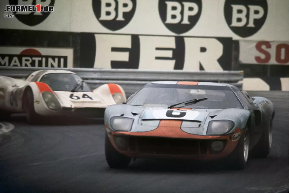 1968 hätte Jackie Oliver auf Lotus beinahe seinen Heim-Grand-Prix in Silverstone gewonnen, wenn ihn nicht ein Motorschaden gestoppt hätte. Auch beim Windschatten-Rennen in Monza 1970 führte er in einem Yardley-BRM ein paar Runden, bis sein Motor den Dienst quittierte. Sein Teamchef Lou Stanley hat Oliver einmal als "gut" beschrieben, "aber bei weitem nicht so gut, wie er selbst glaubt". Abseits seiner Fahrerkarriere in der Formel 1 gewann er die 24 Stunden von Le Mans (Foto). Außerdem war Oliver einer der Gründer des Arrows-Teams. Foto zur News: 1968 hätte Jackie Oliver auf Lotus beinahe seinen Heim-Grand-Prix in Silverstone gewonnen, wenn ihn nicht ein Motorschaden gestoppt hätte. Auch beim Windschatten-Rennen in Monza 1970 führte er in einem Yardley-BRM ein paar Runden, bis sein Motor den Dienst quittierte. Sein Teamchef Lou Stanley hat Oliver einmal als "gut" beschrieben, "aber bei weitem nicht so gut, wie er selbst glaubt". Abseits seiner Fahrerkarriere in der Formel 1 gewann er die 24 Stunden von Le Mans (Foto). Außerdem war Oliver einer der Gründer des Arrows-Teams.