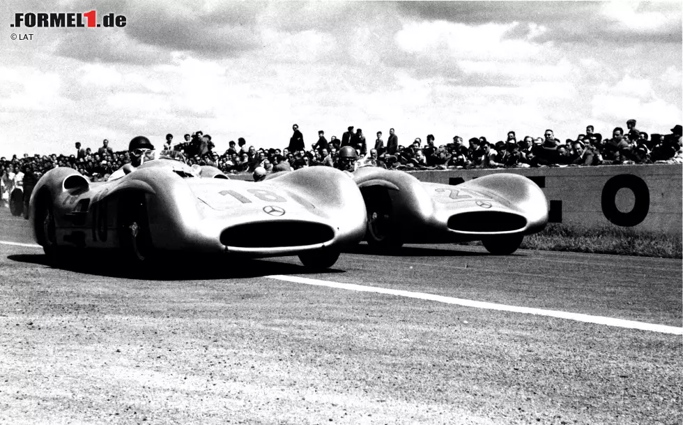 Karl Kling stand im legendären Mercedes-Werksteam immer im Schatten von Stars wie Rudolf Caracciola oder später Juan Manuel Fangio. 1954 führte er im W196 in Reims (Foto), auf dem Nürburgring und in Monza, wurde aber trotzdem nur WM-Fünfter. Seine größten Siege feierte er außerhalb der Formel 1: bei der Carerra Panamericana und der Mille Miglia 1952. Ebenfalls 1952 wurde er als erster Rennfahrer zu Deutschlands Sportler des Jahres gewählt. Der spätere Nachfolger des legendären Mercedes-Rennleiters Alfred Neubauer starb 2003 in seinem Haus in Gaienhofen am Bodensee. Foto zur News: Karl Kling stand im legendären Mercedes-Werksteam immer im Schatten von Stars wie Rudolf Caracciola oder später Juan Manuel Fangio. 1954 führte er im W196 in Reims (Foto), auf dem Nürburgring und in Monza, wurde aber trotzdem nur WM-Fünfter. Seine größten Siege feierte er außerhalb der Formel 1: bei der Carerra Panamericana und der Mille Miglia 1952. Ebenfalls 1952 wurde er als erster Rennfahrer zu Deutschlands Sportler des Jahres gewählt. Der spätere Nachfolger des legendären Mercedes-Rennleiters Alfred Neubauer starb 2003 in seinem Haus in Gaienhofen am Bodensee.