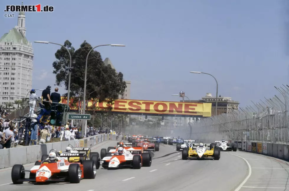 Foto zur News: 208 Rennen ohne Sieg: Andrea "de Crasheris", wie er seit seiner McLaren-Saison 1981 mit 19 (!) meist selbstverschuldeten Unfällen genannt wurde, hält einen der am wenigsten ruhmreichen Formel-1-Rekorde. Guy Ligier hat über ihn einmal gesagt: "Ich kann es mir nicht länger leisten, diesen Mann für mich fahren zu lassen." In Long Beach 1982 führte de Cesaris auf Alfa Romeo von der Pole aus, ein Verschalter und ein Unfall kosteten ihn jedoch den möglichen Sieg. Am knappsten vor einem Triumph stand er in Spa-Francorchamps 1983, als er souverän vor Alain Prost auf Renault führte, ehe ihn ein verpatzter Boxenstopp und ein Motorschaden aufhielten. De Cesaris starb 2014 bei einem Motorradunfall in Rom.