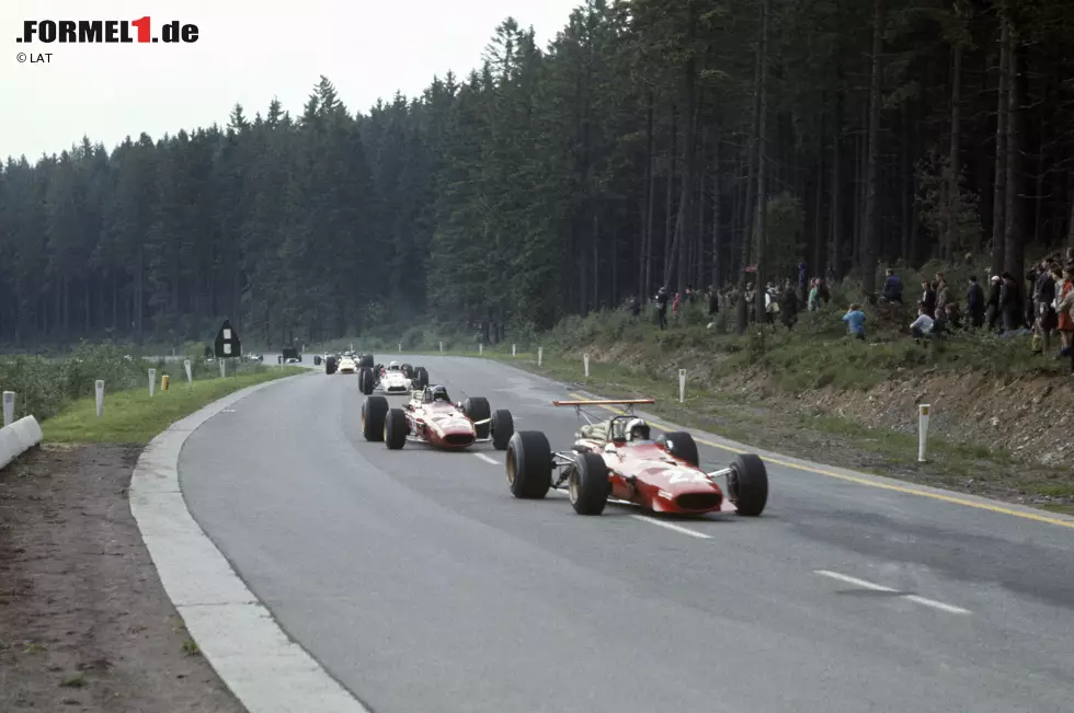 Foto zur News: Chris Amon gilt als bester Formel-1-Pilot, der nie einen Grand Prix gewonnen hat. Ferrari-Rennleiter Mauro Forghieri soll über ihn gesagt haben: "Amon war mit Abstand der beste Testfahrer, mit dem ich je gearbeitet habe. Er hatte alle Qualitäten, um Weltmeister zu werden, aber er hatte nicht das nötige Glück." 1967 bestritt Amon auf Ferrari als WM-Vierter seine erfolgreichste Saison, nachdem er schon 1966 die 24 Stunden von Le Mans gewonnen hatte. Bis heute hält er den Rekord für den Formel-1-Fahrer, der für die meisten Marken (13) angetreten ist. Außerdem hat Mario Andretti einmal über ihn gesagt: "Wenn Chris Amon Bestatter gewesen wäre, hätten die Menschen sicher aufgehört zu sterben." Heute lebt er in seiner Heimat Neuseeland, wo er die Rennstrecke in Taupo aufgebaut hat, auf der 2007 ein Lauf zur A1GP-Meisterschaft ausgetragen wurde.