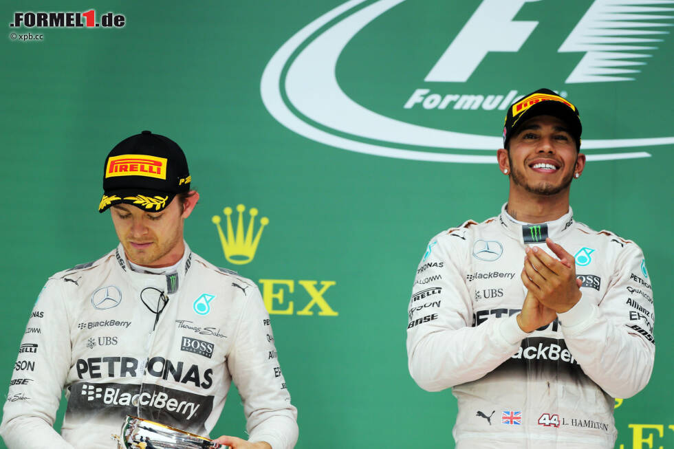 Foto zur News: Lewis Hamilton ist zum dritten Mal Weltmeister - aber über seiner Titelparty in Austin hängt ein kleiner Schatten. Der geschlagene Nico Rosberg schmeißt ihm vor der Siegerehrung die Pirelli-Kappe zurück, spricht später von einer Situation, die ihn "sehr nervt". "Krieg der Sterne", revisited. Und Bilder sagen mehr als tausend Worte.