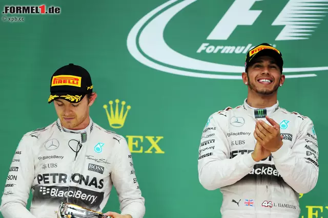 Foto zur News: Lewis Hamilton ist zum dritten Mal Weltmeister - aber über seiner Titelparty in Austin hängt ein kleiner Schatten. Der geschlagene Nico Rosberg schmeißt ihm vor der Siegerehrung die Pirelli-Kappe zurück, spricht später von einer Situation, die ihn "sehr nervt". "Krieg der Sterne", revisited. Und Bilder sagen mehr als tausend Worte.