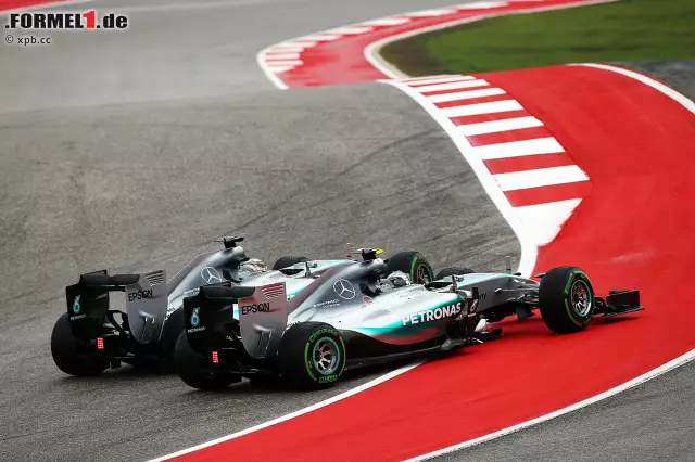 ... und sich nach außen tragen lässt. "Ich finde, ich habe ein Recht auf ein Stück Strecke", schimpft Rosberg später. "Dass mich mein Teamkollege extra verhungern lässt und sogar so weit geht, dass er in mich reinfährt, ist ein Schritt zu weit." Foto zur News: ... und sich nach außen tragen lässt. "Ich finde, ich habe ein Recht auf ein Stück Strecke", schimpft Rosberg später. "Dass mich mein Teamkollege extra verhungern lässt und sogar so weit geht, dass er in mich reinfährt, ist ein Schritt zu weit."