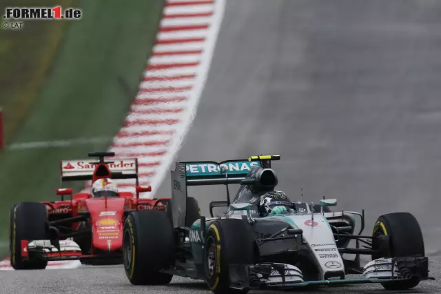 Die Ausgangsposition ist klar: Rosberg kann das Rennen nicht mehr gewinnen - aber Hamiltons WM-Party verschieben, wenn er Vettel durchlässt. Vielleicht spielt er tatsächlich kurz mit diesem Gedanken. Fakt ist: Vettel verkürzt seinen Rückstand binnen vier Runden von 2,9 auf 0,4 Sekunden. Als er sich aber in der ersten Kurve der letzten Runde verbremst, hat Rosberg genug Puffer für die allerletzte DRS-Zone. Foto zur News: Die Ausgangsposition ist klar: Rosberg kann das Rennen nicht mehr gewinnen - aber Hamiltons WM-Party verschieben, wenn er Vettel durchlässt. Vielleicht spielt er tatsächlich kurz mit diesem Gedanken. Fakt ist: Vettel verkürzt seinen Rückstand binnen vier Runden von 2,9 auf 0,4 Sekunden. Als er sich aber in der ersten Kurve der letzten Runde verbremst, hat Rosberg genug Puffer für die allerletzte DRS-Zone.