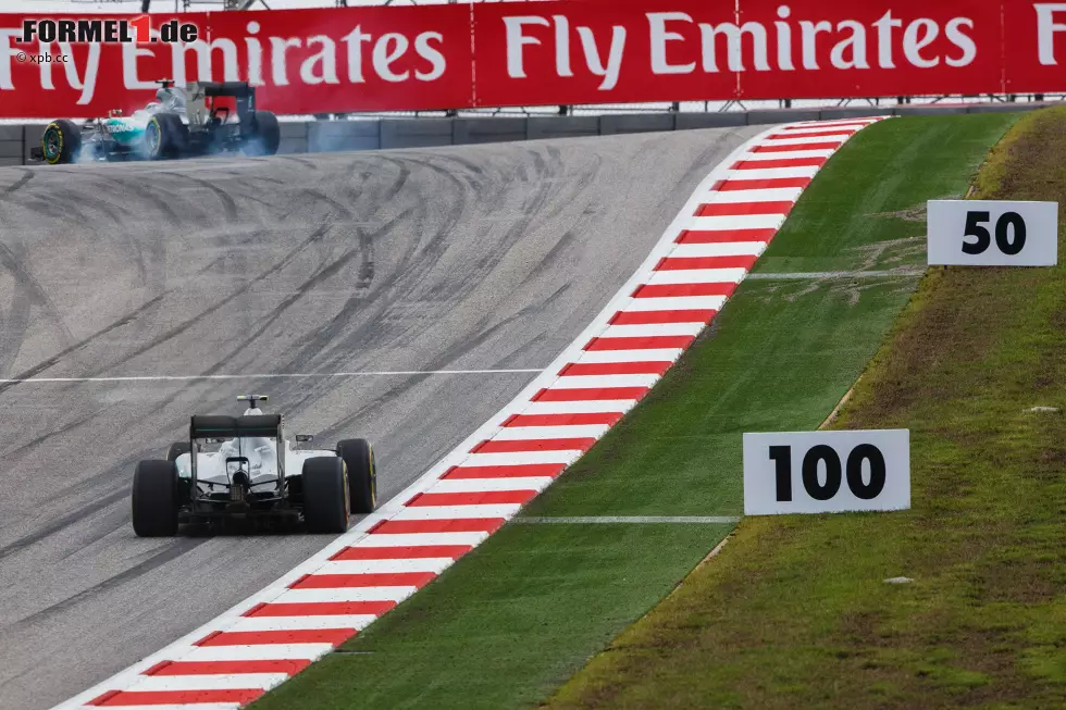Erstmal alles souverän, Rosberg gewinnt den Restart, zieht sofort um 1,7 Sekunden davon. Doch in der 48. Runde macht Rosberg einen Fehler, wie er ihm "noch nie passiert" ist, den er "unglaublich" findet - aber letztendlich auf seine eigene Kappe nehmen muss. Und plötzlich führt der angehende Champion beim Grand Prix der USA. Foto zur News: Erstmal alles souverän, Rosberg gewinnt den Restart, zieht sofort um 1,7 Sekunden davon. Doch in der 48. Runde macht Rosberg einen Fehler, wie er ihm "noch nie passiert" ist, den er "unglaublich" findet - aber letztendlich auf seine eigene Kappe nehmen muss. Und plötzlich führt der angehende Champion beim Grand Prix der USA.