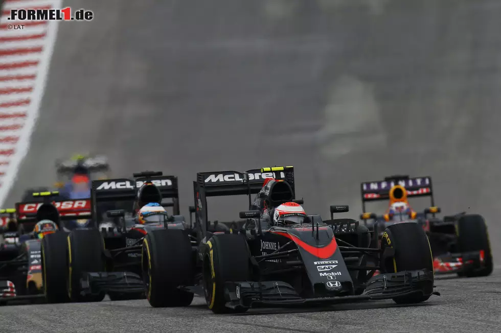 In der Dramatik an der Spitze geht beinahe unter, dass McLaren mit neuem Honda-Motor mitten in der Weltspitze mitmischt, sicher begünstigt durch den Rennverlauf. Alonso verliert Leistung und fällt noch aus den Punkten raus, doch Jenson Button fährt als Sechster sein bestes Saisonergebnis ein. Endlich Licht am Ende des Tunnels? Foto zur News: In der Dramatik an der Spitze geht beinahe unter, dass McLaren mit neuem Honda-Motor mitten in der Weltspitze mitmischt, sicher begünstigt durch den Rennverlauf. Alonso verliert Leistung und fällt noch aus den Punkten raus, doch Jenson Button fährt als Sechster sein bestes Saisonergebnis ein. Endlich Licht am Ende des Tunnels?