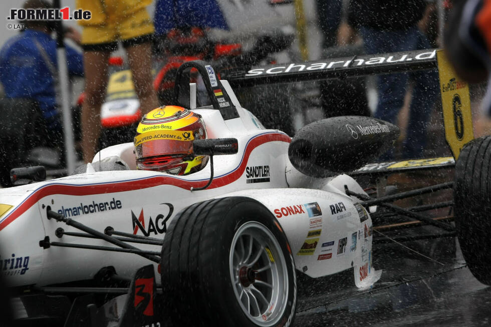 Schnell arbeitete er sich im Kart an die nationale Spitze in Deutschland und holte zahlreiche Titel, darunter vier nationale Championate. 2009 gewann Wehrlein die Sichtung zum Formel Masters und feierte im Folgejahr mit Gesamtrang sechs einen gelungenen Einstand in der Serie, 2011 holte er die Meisterschaft. Schnell arbeitete er sich im Kart an die nationale Spitze in Deutschland und holte zahlreiche Titel, darunter vier nationale Championate. 2009 gewann Wehrlein die Sichtung zum Formel Masters und feierte im Folgejahr mit Gesamtrang sechs einen gelungenen Einstand in der Serie, 2011 holte er die Meisterschaft.
