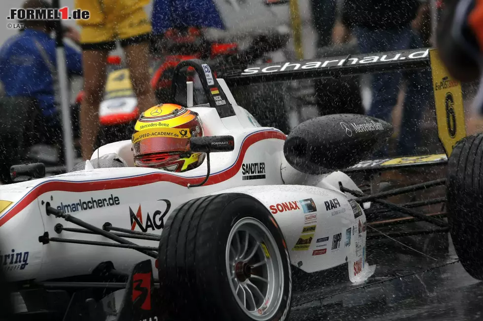 Foto zur News: Schnell arbeitete er sich im Kart an die nationale Spitze in Deutschland und holte zahlreiche Titel, darunter vier nationale Championate. 2009 gewann Wehrlein die Sichtung zum Formel Masters und feierte im Folgejahr mit Gesamtrang sechs einen gelungenen Einstand in der Serie, 2011 holte er die Meisterschaft.