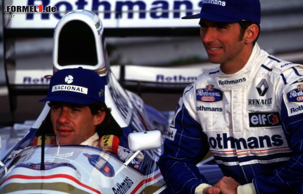 Foto zur News: 1994: Bei der offiziellen Präsentation des Williams-Teams posieren der dreimalige Formel-1-Weltmeister Ayrton Senna und sein Stallgefährte Damon Hill mit dem FW16.
