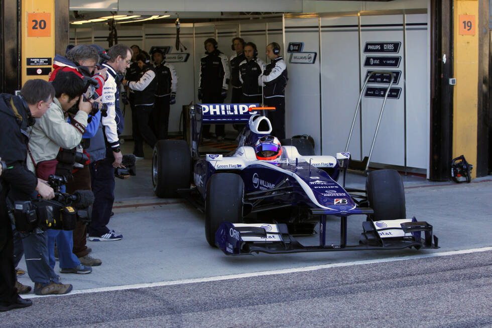 Foto zur News: 2010: Rubens Barrichello und Nico Hülkenberg beginnen in Valencia mit der Testarbeit für die neue Saison. Damit erreicht das Team Gesamtrang sechs.