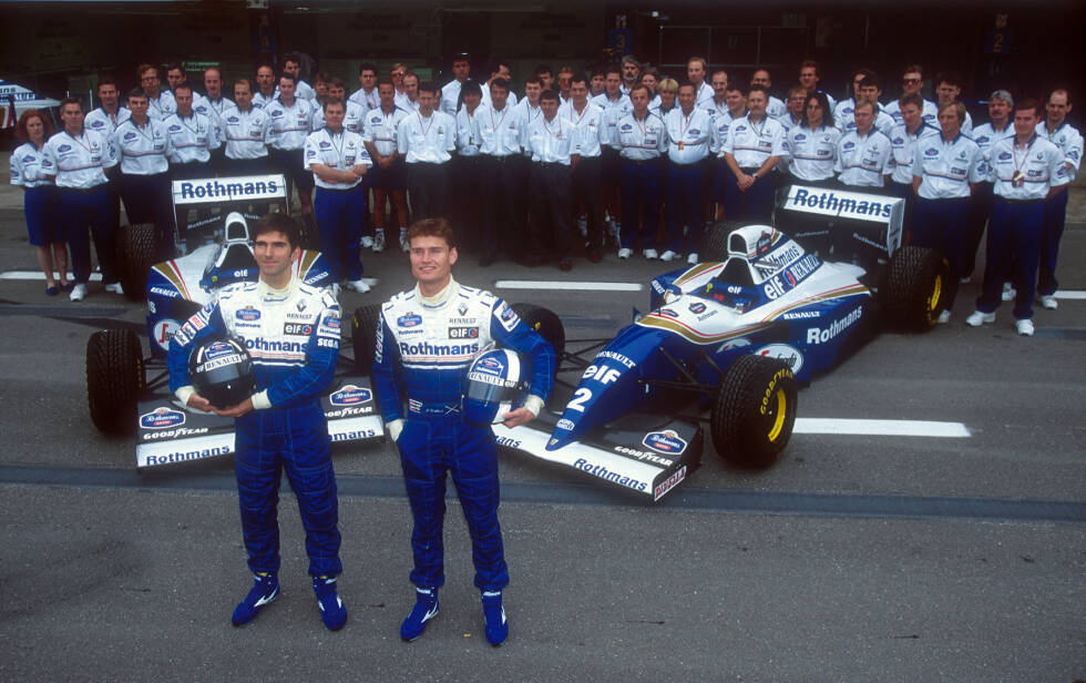 Foto zur News: 1994: In Barcelona entsteht schon ein neues Teamfoto. Der Grund: Ayrton Senna ist tödlich verunglückt, David Coulthard übernimmt seinen Platz bei Williams und bildet fortan ein Duo mit Damon Hill.