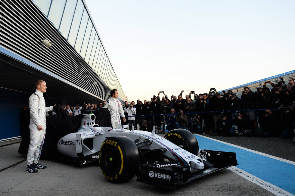 Foto zur News: 2015: Nachdem zuvor schon Computer-Bilder veröffentlicht wurden, stellt Williams den FW37 beim Testauftakt in Jerez offiziell vor. Neben Felipe Massa und Valtteri Bottas posieren auch die Testfahrer Susie Wolff und Alex Lynn für die Fotografen.