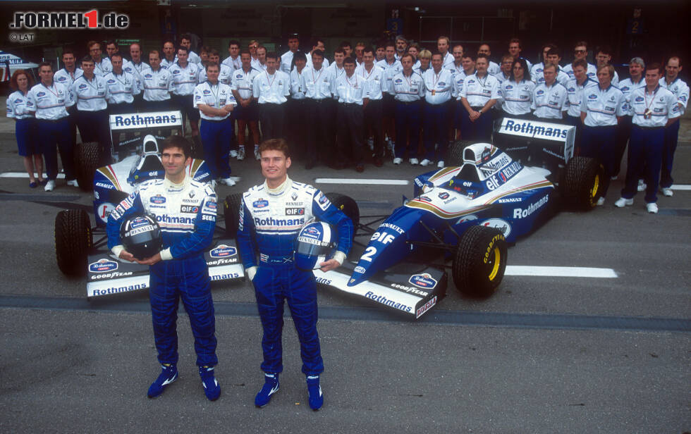Foto zur News: 1994: In Barcelona entsteht schon ein neues Teamfoto. Der Grund: Ayrton Senna ist tödlich verunglückt, David Coulthard übernimmt seinen Platz bei Williams und bildet fortan ein Duo mit Damon Hill.