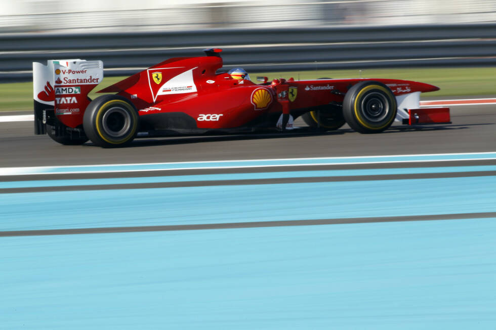 Foto zur News: Lediglich 2007, 2008, 2009 entscheidet sich Ferrari wieder für ein komplett rotes Auto. Dann kehren wieder weiße Flächen auf das Auto zurück, die in erster Linie mit den Sponsoren zusammenhängen. Im Bild Fernando Alonso 2011.