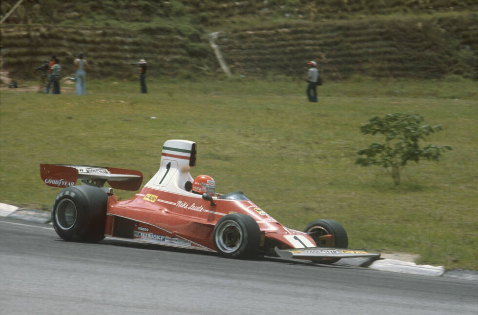 Foto zur News: 1976 setzen sich die Erfolge mit dem 312T2 fort. Niki Lauda führt die WM bis zu seinem Feuerunfall auf dem Nürburgring souverän an. Nach dem sensationellen Comeback verliert er den WM-Titel knapp gegen James Hunt (McLaren).