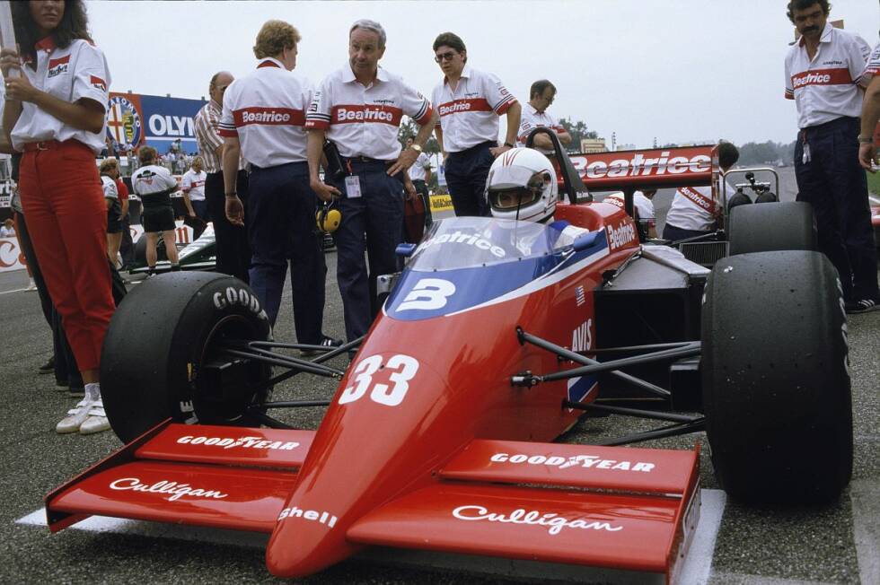 Foto zur News: Monza 1985: Nach vielen Verzögerungen steht der Lola-Haas mit Hart-Motor in der Startaufstellung, weil der Ford-Turbo noch nicht fertig ist. Nach sechs Runden verraucht das Debüt mit einem Motorplatzer.