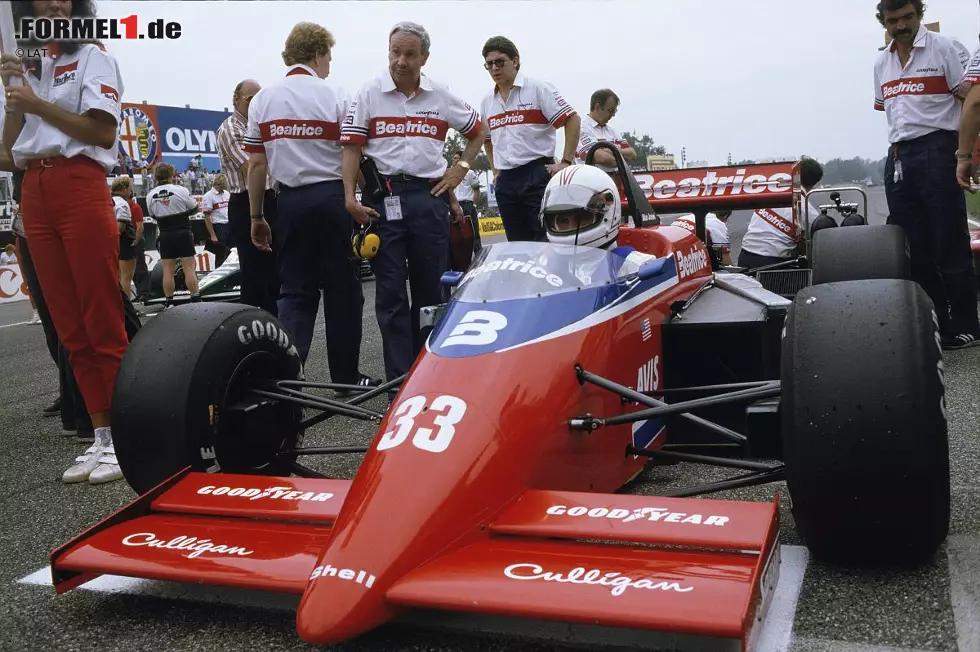 Foto zur News: Monza 1985: Nach vielen Verzögerungen steht der Lola-Haas mit Hart-Motor in der Startaufstellung, weil der Ford-Turbo noch nicht fertig ist. Nach sechs Runden verraucht das Debüt mit einem Motorplatzer.