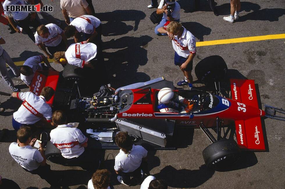 Foto zur News: Jones sieht bei drei Rennstarts keine Zielflagge. Der neue Lola THL2 wurde für den Ford-Turbo entwickelt, doch der Motor verzögert sich und Haas musst die Saison 1986 mit dem alten Modell und Hart-Triebwerk starten.