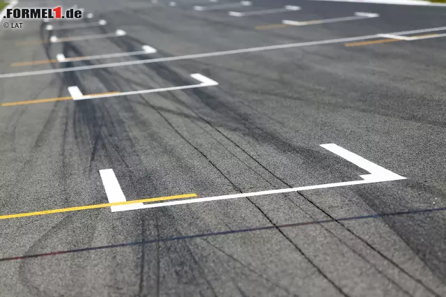 Deswegen müssen die Fahrer in erster Linie im Qualifying eine perfekte Runde erwischen, denn der Startplatz ist in Barcelona bereits die halbe Miete für ein gutes Ergebnis. 19 der bisherigen 25 Grands Prix wurden von der Pole-Position gewonnen. Seit 2003 gab es auch nur vier Rennen mit Safety-Car-Phasen. Foto zur News: Deswegen müssen die Fahrer in erster Linie im Qualifying eine perfekte Runde erwischen, denn der Startplatz ist in Barcelona bereits die halbe Miete für ein gutes Ergebnis. 19 der bisherigen 25 Grands Prix wurden von der Pole-Position gewonnen. Seit 2003 gab es auch nur vier Rennen mit Safety-Car-Phasen.