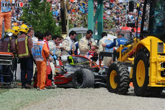 Die gefährlichste Stelle und die größte Mutprobe auf diesem Kurs ist die schnelle Rechtskurve 9 mit dem Namen Campsa. 2008 hatte hier Heikki Kovalainen einen schweren Unfall, nachdem eine Felge an seinem McLaren gebrochen war. Mit etwa 130 km/h schlug er frontal in den Reifenstapel ein. Foto zur News: Die gefährlichste Stelle und die größte Mutprobe auf diesem Kurs ist die schnelle Rechtskurve 9 mit dem Namen Campsa. 2008 hatte hier Heikki Kovalainen einen schweren Unfall, nachdem eine Felge an seinem McLaren gebrochen war. Mit etwa 130 km/h schlug er frontal in den Reifenstapel ein.