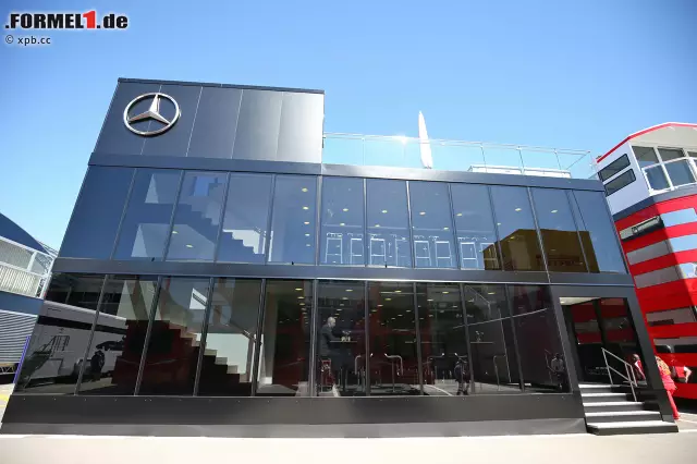 Der Europa-Auftakt ist außerdem auch die Premiere der großen Hospitalitys im Paddock. "Ein Großteil unserer Fracht für die ersten Rennen war seit Anfang März unterwegs", sagt Mercedes Technikdirektor Paddy Lowe. "Nun erhalten wir beim Umstieg von der Luftfracht auf die Renntrucks die Gelegenheit, die Teile und unsere Ausrüstung zu erneuer Foto zur News: Der Europa-Auftakt ist außerdem auch die Premiere der großen Hospitalitys im Paddock. "Ein Großteil unserer Fracht für die ersten Rennen war seit Anfang März unterwegs", sagt Mercedes Technikdirektor Paddy Lowe. "Nun erhalten wir beim Umstieg von der Luftfracht auf die Renntrucks die Gelegenheit, die Teile und unsere Ausrüstung zu erneuer