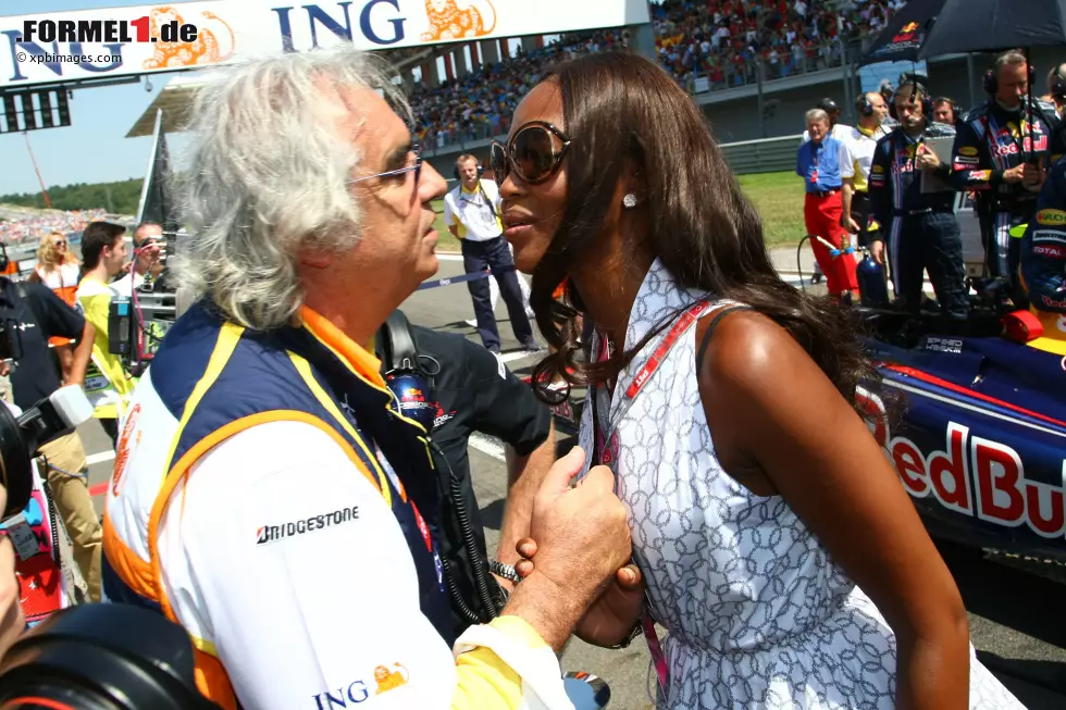 Foto zur News: Mit Supermodel Naomi Campbell führte Briatore eine turbulente On-Off-Beziehung. Die Liebe ging so weit, dass sie sich sogar seinen Namen auf den Oberarm tätowieren ließ. Dennoch zerbrach die Liaison. Bis heute sind beide allerdings freundschaftlich verbunden. Ganz anders als...